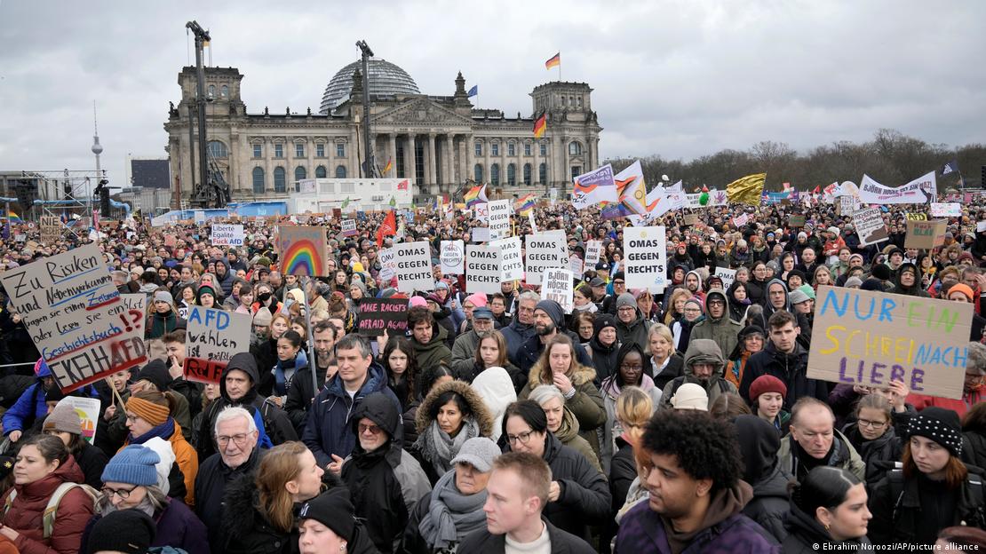 Im Februar gab es landesweite Massenproteste gegen die AfD und Rechtsextremismus, auch vor dem Berliner Reichstag.
