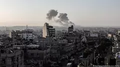 Nach einem israelischen Luftangriff in der Nähe des Grenzübergangs Rafah steigen Qualmwolken auf