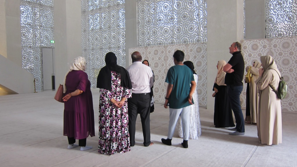 زيارة إلى المسجد في بيت العائلة الإبراهيمية في أبوظبي - الإمارات. Abrahamic Family House Moschee Besuchergruppe in Abu Dhabi Foto Claudia Mende