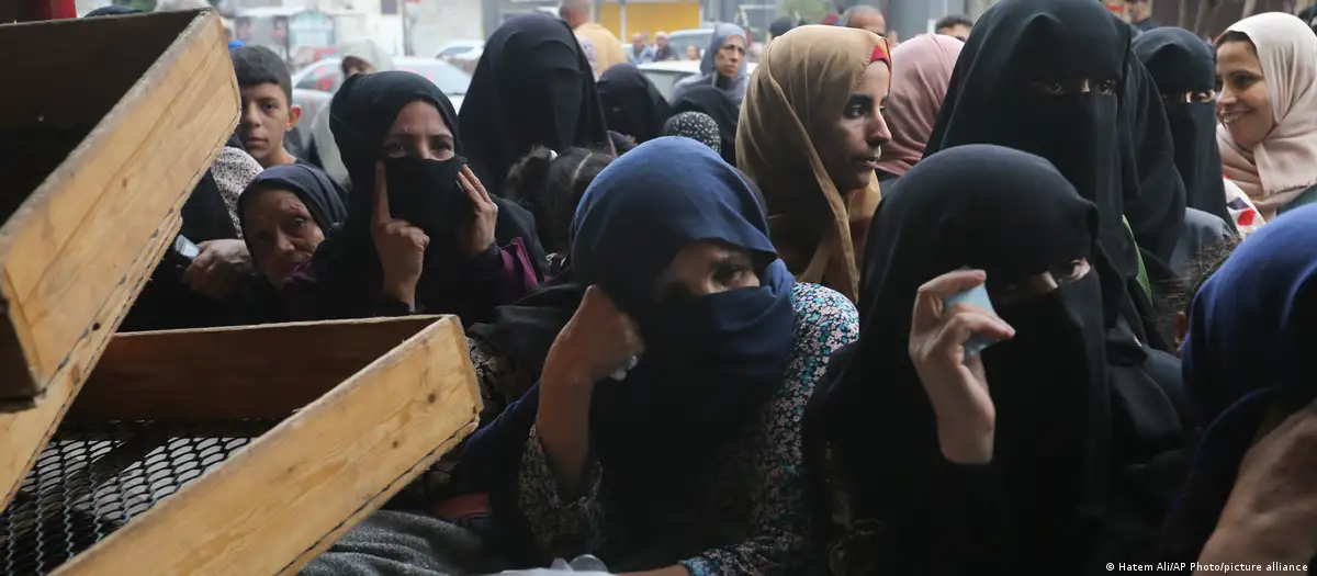 Menschen stehen Schlange um Brot in Rafah, Gazastreifen