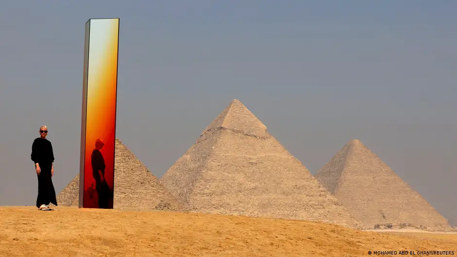 في كنف الأهرامات منحوتات وأعمال فنية من مصر وكل العالم للإجابة عن أسئلة إنسانية بمعرض "الأبد هو الآن" النسخة الثالثة 06 Art Near The Sphinx and the pyramids on the giza plateau near cairo egypt 2023 foto Reuters.webp