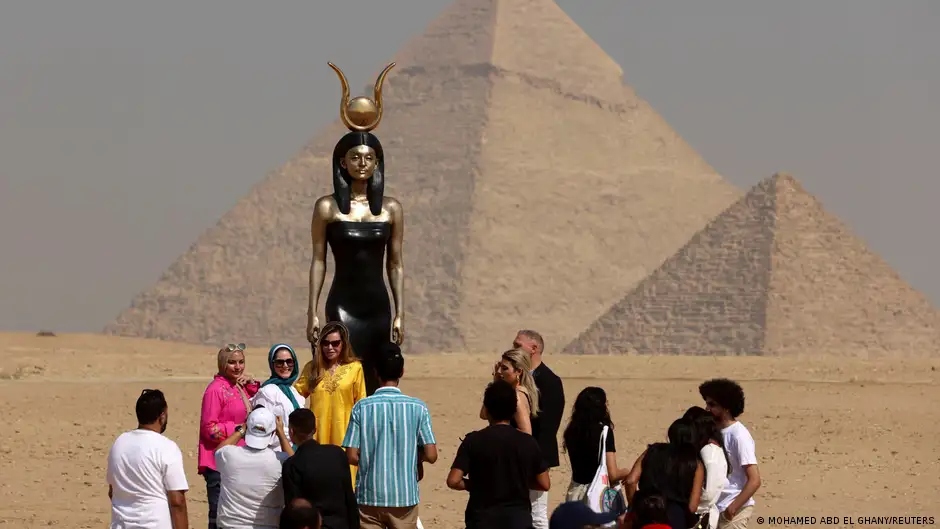 في كنف الأهرامات منحوتات وأعمال فنية من مصر وكل العالم للإجابة عن أسئلة إنسانية بمعرض "الأبد هو الآن" النسخة الثالثة 07 Art Near The Sphinx and the pyramids on the giza plateau near cairo egypt 2023 foto Reuters.webp
