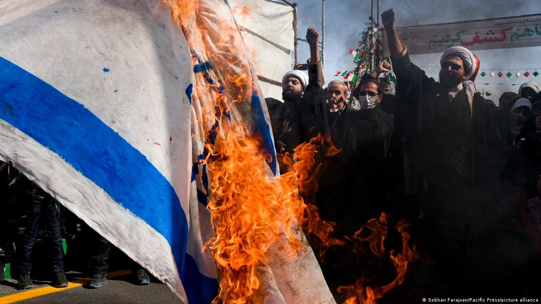 Demonstranten in Teheran verbrennen eine israelische Flagge