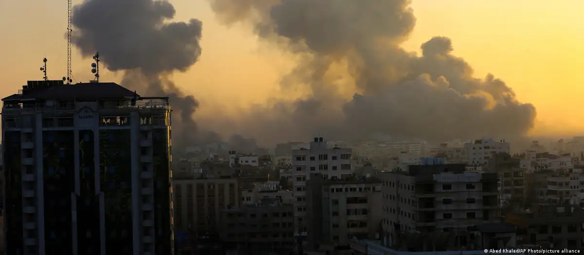 غارات جوية إسرائيلية بالقنابل في مدينة غزة  (Foto: Abed Khaled/AP Photo/picture alliance) Israelische Bombenangriffe auf Gaza-Stadt.