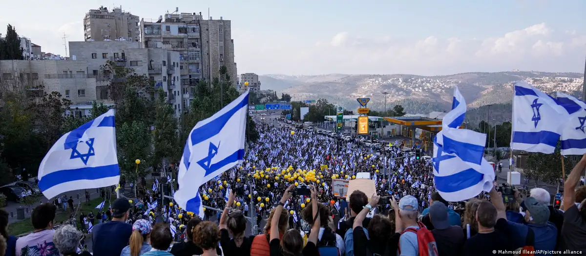 Angehörige der Verschleppten in Jerusalem: "Jetzt, jetzt, jetzt", skandiert die Menge immer wieder.