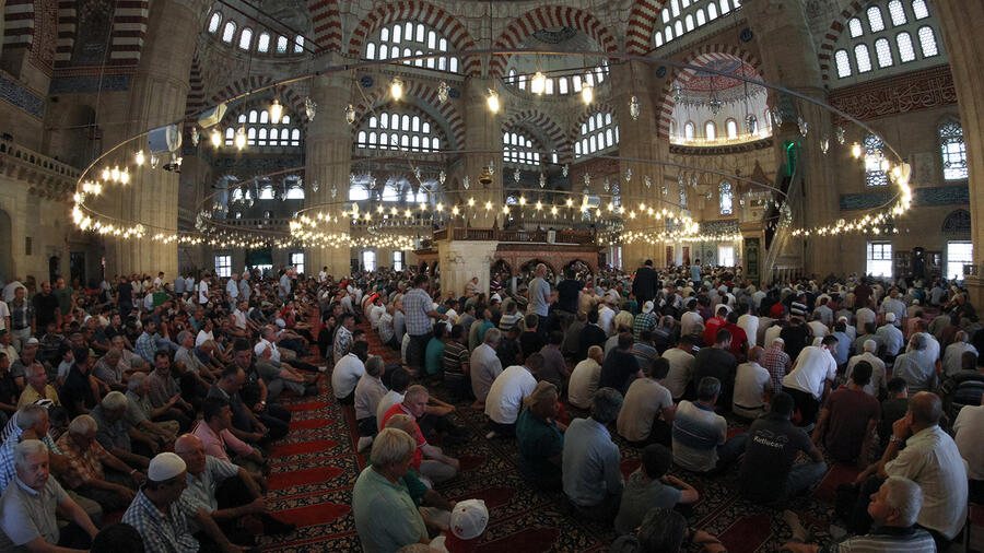 Freitagsgebet in der großen Selimiye-Moschee aus dem 16. Jahrhundert