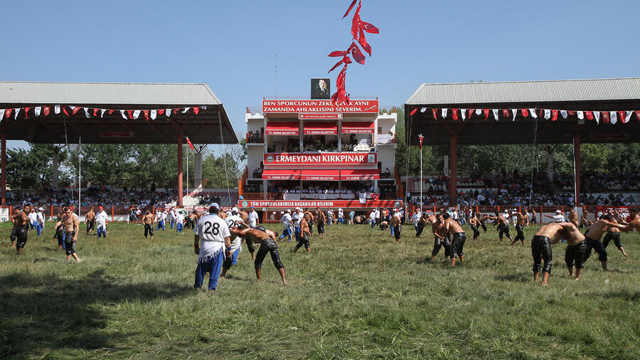 Ringer im Er Meydani-Stadion von Edirne.