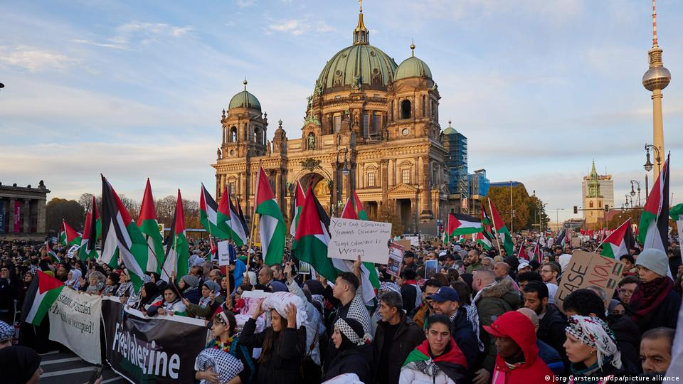 آلاف المتظاهرين في مظاهرة مؤيِّدة للفلسطينيين في برلين - ألمانيا. Foto: Jörg Carstensen/dpa/picture alliance Tausende versammeln sich zu einer pro-palästinensischen Demonstration in Berlin.