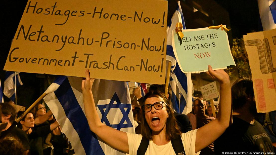 محتجون أمام مقر إقامة رئيس الوزراء نتنياهو في القدس. image: Debbie Hill/UPI/newscom/picture-alliance Protestierende vor der Residenz von Premier Netanjahu in Jerusalem 