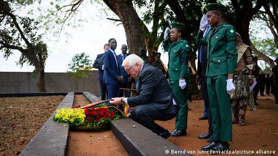 Bundespräsident Steinmeier legt in Songea, Tansania, eine rote Rose und einen Kranz mit schwarz-rot-goldener Schleife auf die Gräber von Opfern deutscher Kolonialherrschaft.
