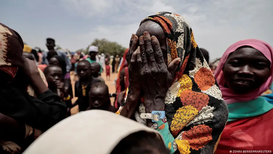أم سودانية لاجئة في تشاد تبكي ابنها وأحد أقاربها، قالت إنهما قتلا على يد قوات الدعم السريع في دارفور (25/7/2023)