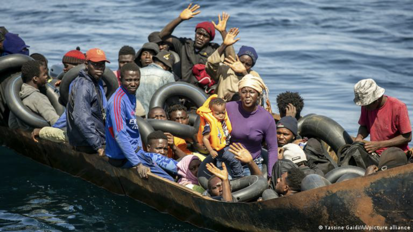 قارب مهاجرين سريين من تونس إلى السواحل الأوروبية  ‏Foto Yassine Gaidi/AA/picture alliance  Boot mit irregulären Migranten von Tunesien zur europäischen Küste