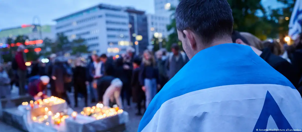 People in Berlin commemorate the victims of the terrorist attack in Israel