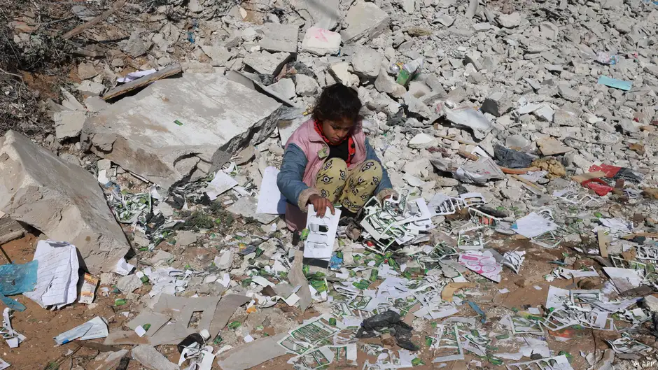 صورة من: AFP - فتاةٌ فلسطينية تحاول العثور في القمامة على شيء يمكن الاستفادة منه - مدينة خان يونس قطاع غزة. Ein palästinensisches Mädchen durchsucht den Müll, Khan Juni, Gazastreifen