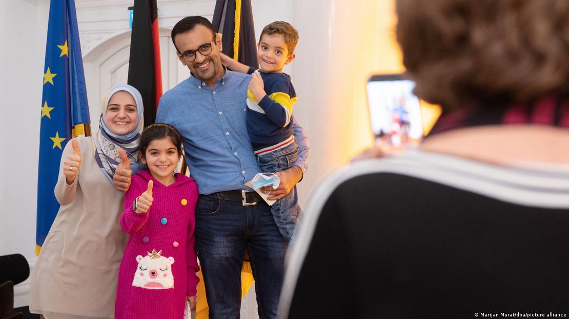 Eine Familie aus dem Irak nach der Einbürgerung in Deutschland