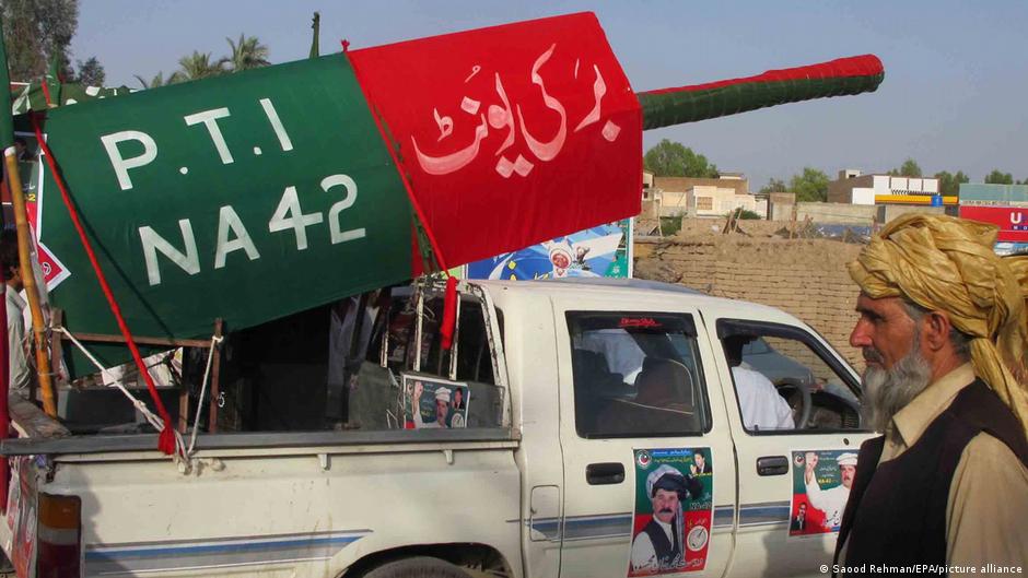 A giant cricket bat, the symbol of Imran Khan's Pakistan Tehrik-e-Insaf party, being transported on the back of a truck during the 2013 electoral campaign