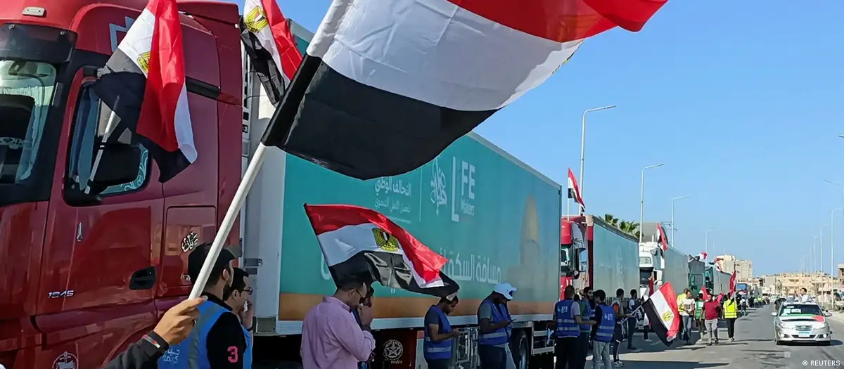 LKWs mit humanitärer Hilfe vor dem Grenzübergang Rafah zwischen Ägypten und Gaza