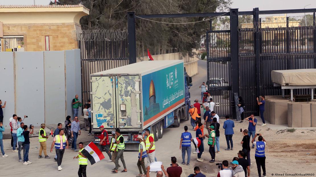 Nur wenige Lastwagen mit Hilfsgütern können täglich den Grenzübergang bei Rafah passieren.