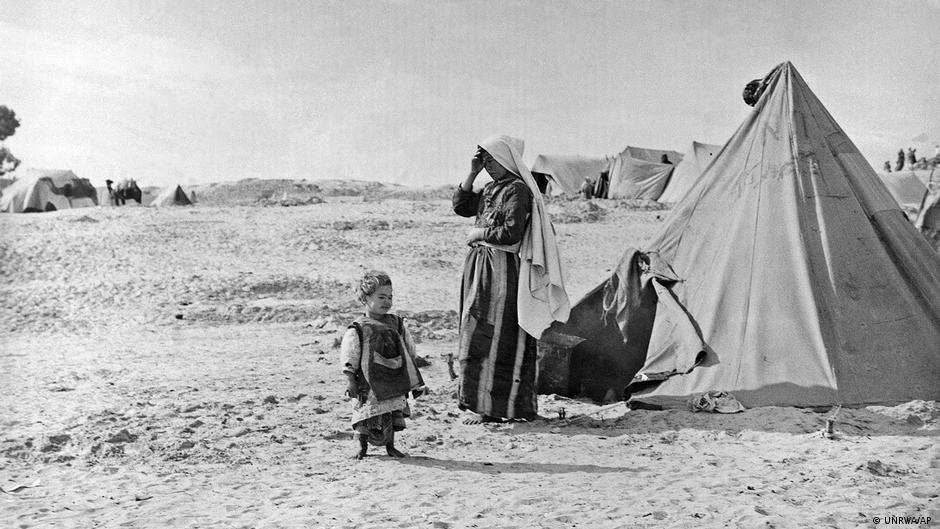Palestiniani refugees stand in front of a line of tents in Khan Younis, Gaza, 1948