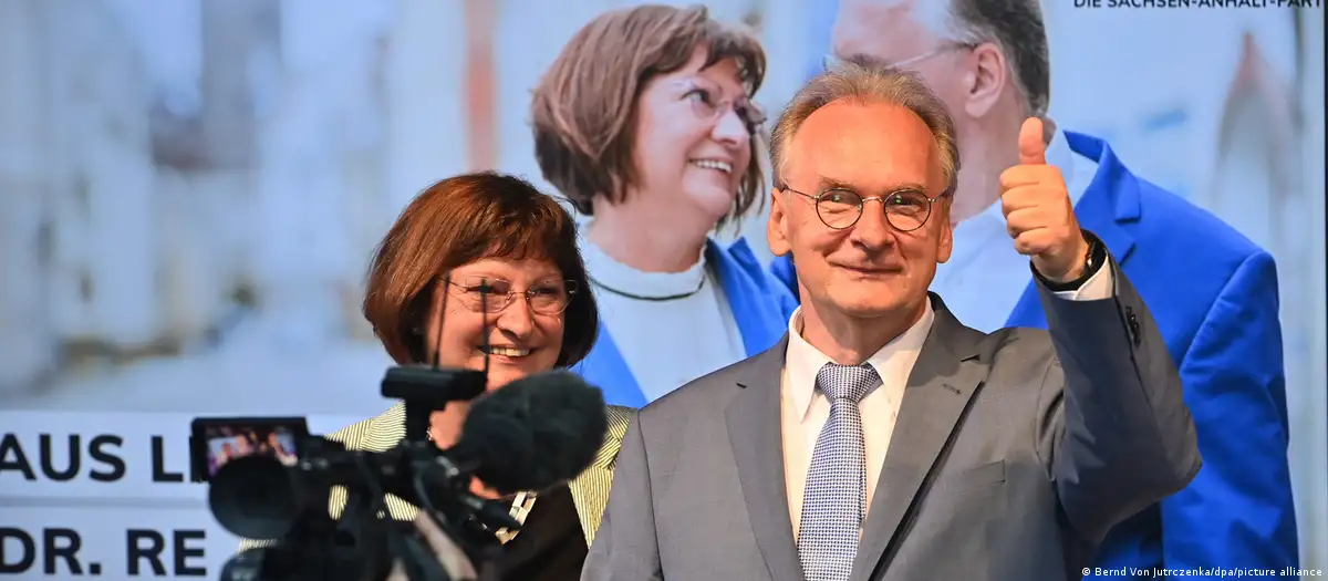 Reiner Haseloff mit Ehefrau Gabriele jubeln auf der CDU-Wahlparty.