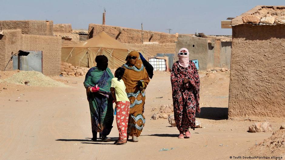   صورة من: Toufik Doudou/AP/picture alliance - نساء صحراويات يَسِرْنَ في مخيم سمارة للاجئين في منطقة تندوف، جنوب الجزائر. Sahrawi women walk through Smara refugee camp in Tindouf, southen Algeria