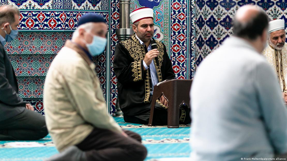 صورة من: Frank Molter/dpa/picture alliance - مسجد في ألمانيا - منظمة "ديتيب" التركية أكبر المنظمات الإسلامية بألمانيا حيث ينتمي لها أكثر من 950 مسجدا. Ditib-Mosche in Kiel. 