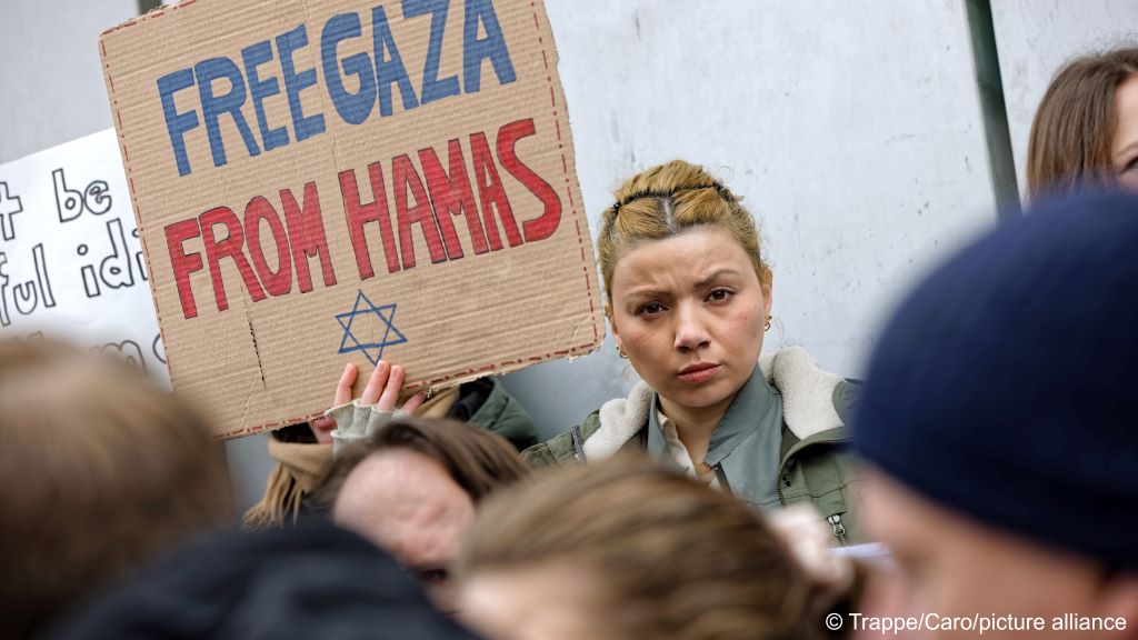  Fridays for Israel-Demonstration vor der Freien Universität Berlin. Jüdische Studenten protestierten mit Plakaten gegen Antisemitismus und Diskriminierung. 09.02.2024