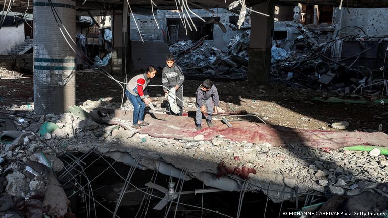 أطفال فوق أنقاض مسجد في رفح الفلسطينية 14 / 02 / 2024. Kinder auf den Ruinen einer Moschee in Rafah, Palästina, 14.02.2024 - Bild: MOHAMMED ABED/AFP via Getty Images