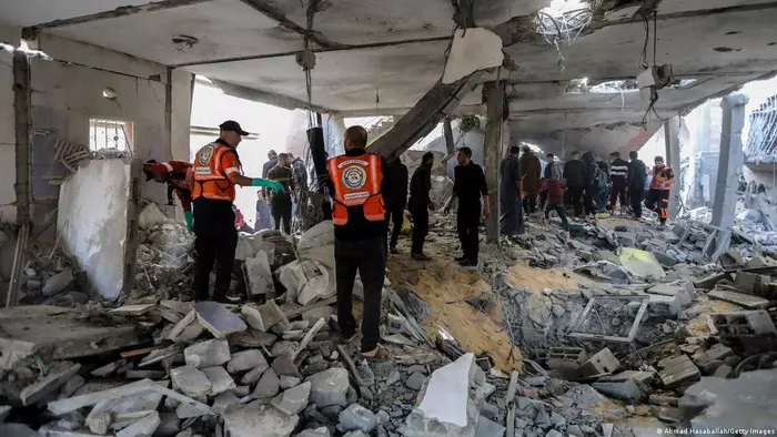 مبنى مدمر في مدينة خان يونس في قطاع غزة 