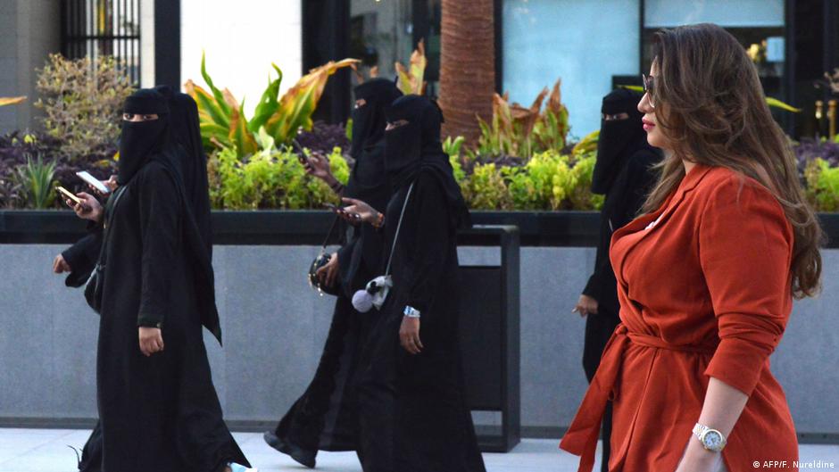 نساء منقبات وامرأة كاشفة الرأس في السعودية.  Frauen in Saudi-Arabien. Bild: AFP/F. Nureldine
