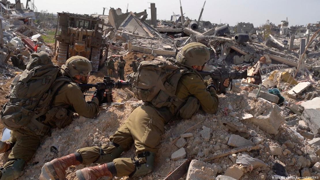 صورة من: Israel Defense Forces/Reuters - جنود إسرائيليون في قطاع غزة في نهاية شهر فبراير / شباط 2024. Israelische Soldaten Ende Februar im Gazastreifen