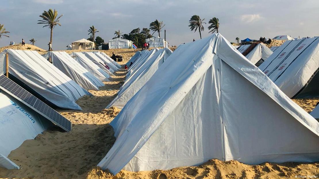  صورة من: Clean Shelter - خيام من مبادرة "المأوى النظيف" في قطاع غزة.  Zelte von Clean Shelter, teilweise gebaut mit Planen von Unicef, die im Gazastreifen bereits vorhanden waren.