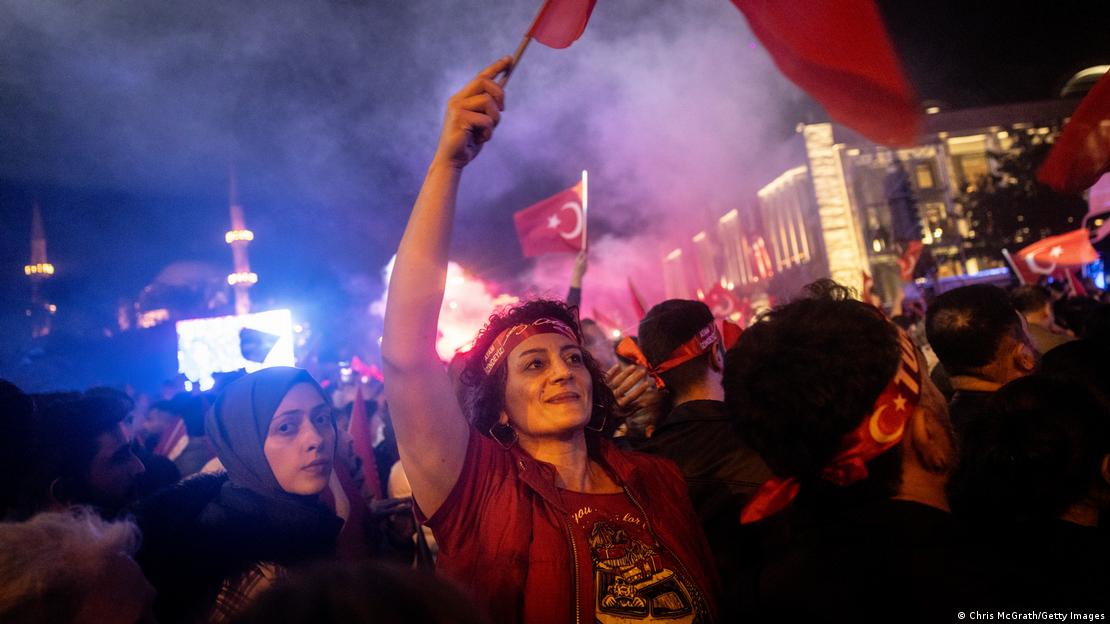 Supporters of the CHP wave flags and set off flares as they celebrate the outcome of Turkey's local elections Istanbul, Turkey, 31 March 2024
