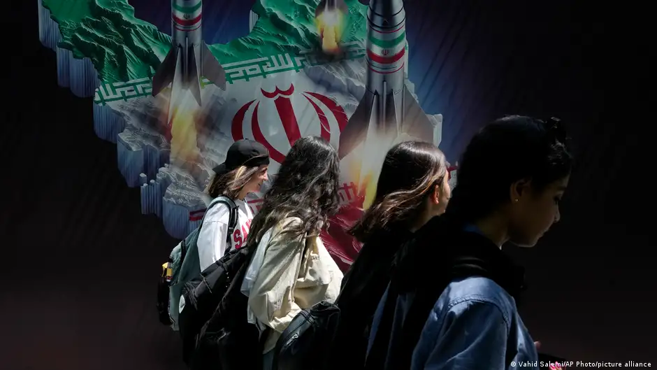 شابات إيرانيات يقاومن قمع النظام.  Young women have been defying the Iranian regime's crackdown