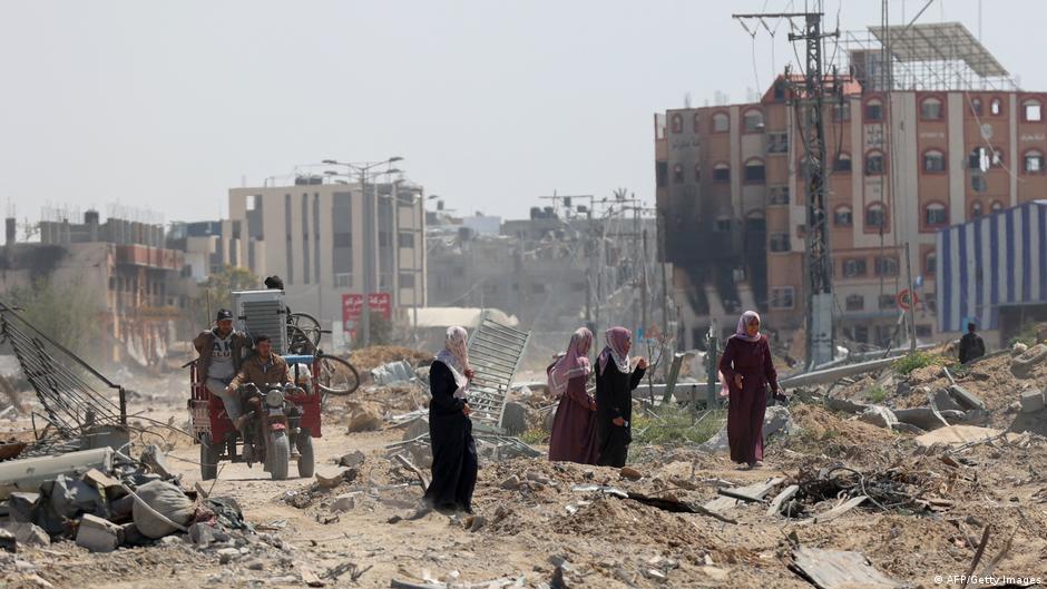 Palestinians return to Khan Younis on 7 April 2024 to inspect their abandoned homes after Israel pulled its ground forces out of the southern Gaza Strip, six months into the devastating war sparked by the October 7 attacks