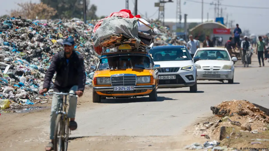 نزوح جماعي من مدينة رفح في جنوب قطاع غزة.  Zur Not auch mit dem Fahrrad: Rund 100.000 Menschen sollen die Stadt Rafah verlassen.