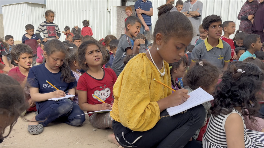 دروس في الهواء الطلق في خان يونس دروس مؤقتة بعد نحو سبعة أشهر بدون مدرسة – قطاع غزة. Unterricht unter freiem Himmel in Khan Junis