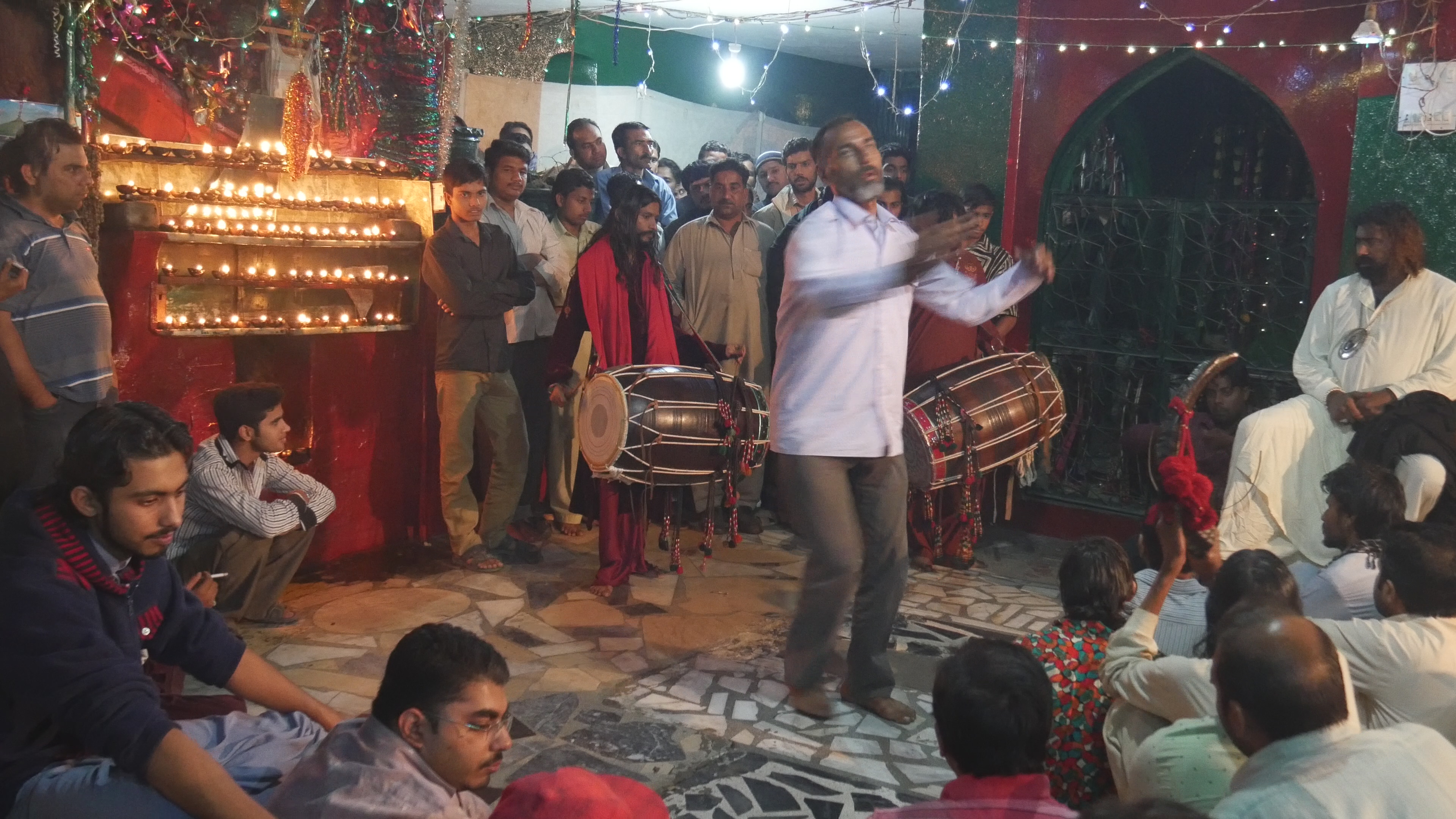 Ekstase-Tanz im Innenhof eines Schreins in Lahore, Pakistan