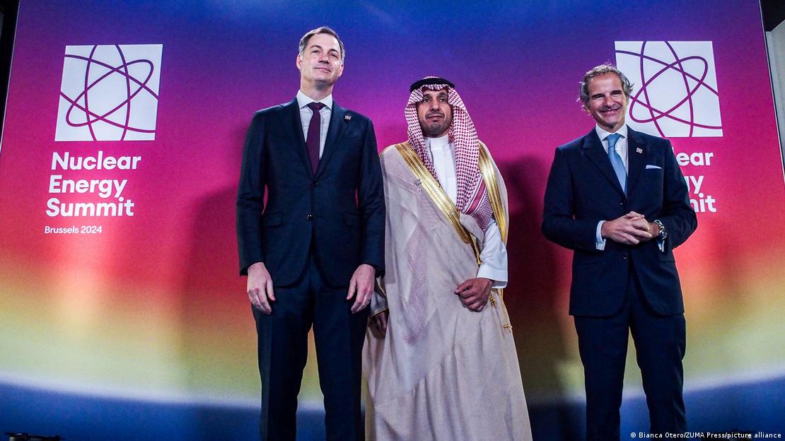 Atomenergie-Gipfel im März in Brüssel mit IAEA-Direktor Rafael Grossi, dem saudischen Prinzen Mamdouh Bin Saud Bin und dem belgischen Premier Alexander De Croo (v. l.)
