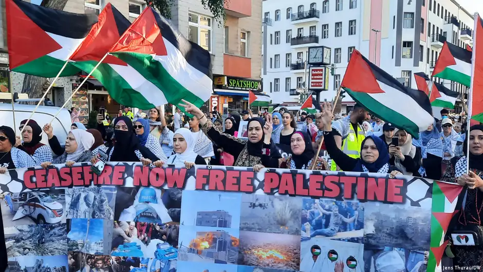 Demonstrierende fordern in Berlin eine Waffenruhe im Gazastreifen