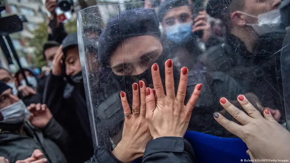 Frauen vs. Polizei bei Protesten in Istanbul gegen die Aufkündigung der Konvention (Archivbild)