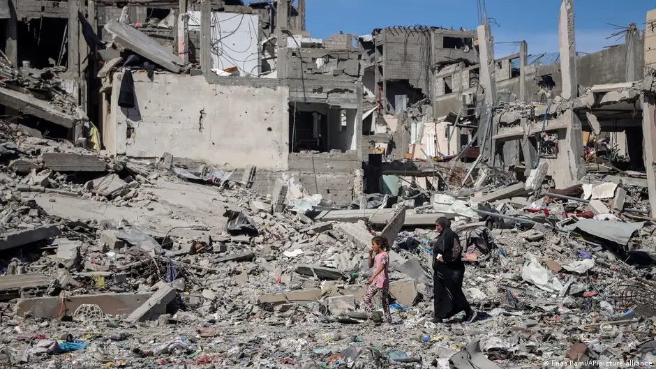 أدَّى الهجوم العسكري الإسرائيلي على قطاع غزة إلى تدمير أجزاء كبيرة منه. Israel's ground and air campaign in Gaza has left the territory in ruins