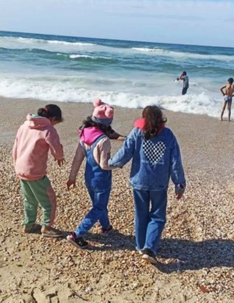 Nach 6  Monaten gehen die Töchter wieder an den Strand