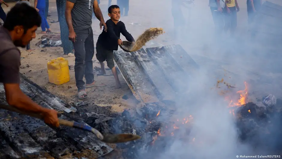 Nach dem israelischen Angriff auf Rafah versuchen Palästinenser mehrere Brandherde zu löschen.