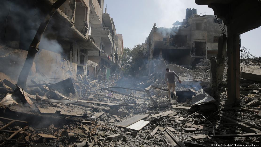 Zerstörungen im Flüchtlingslager Nuseirat im Gazastreifen nach einem israelischen Angriff