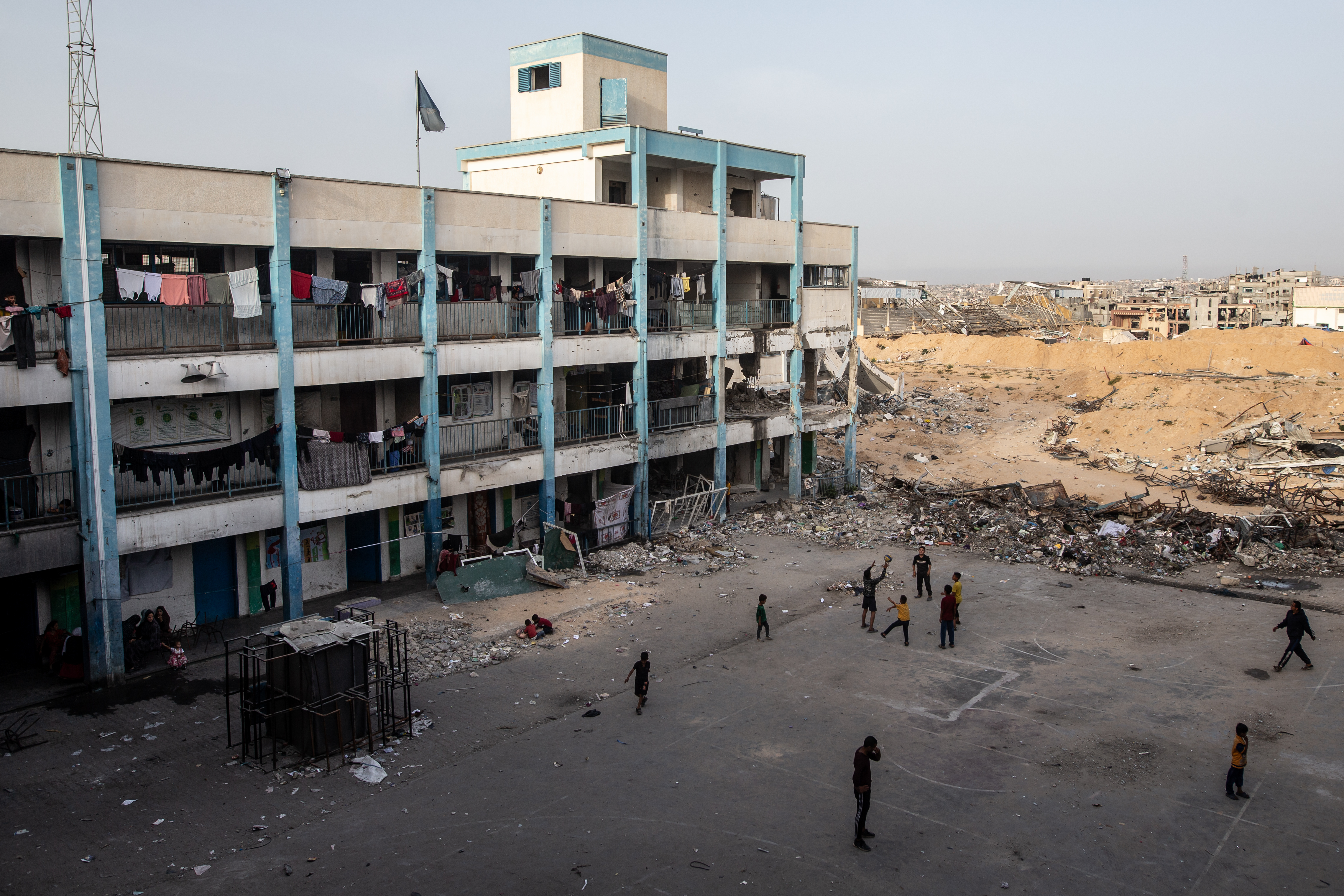 Blick auf eine zerstörte Schule in Khan Yunis im Gazastreifen.