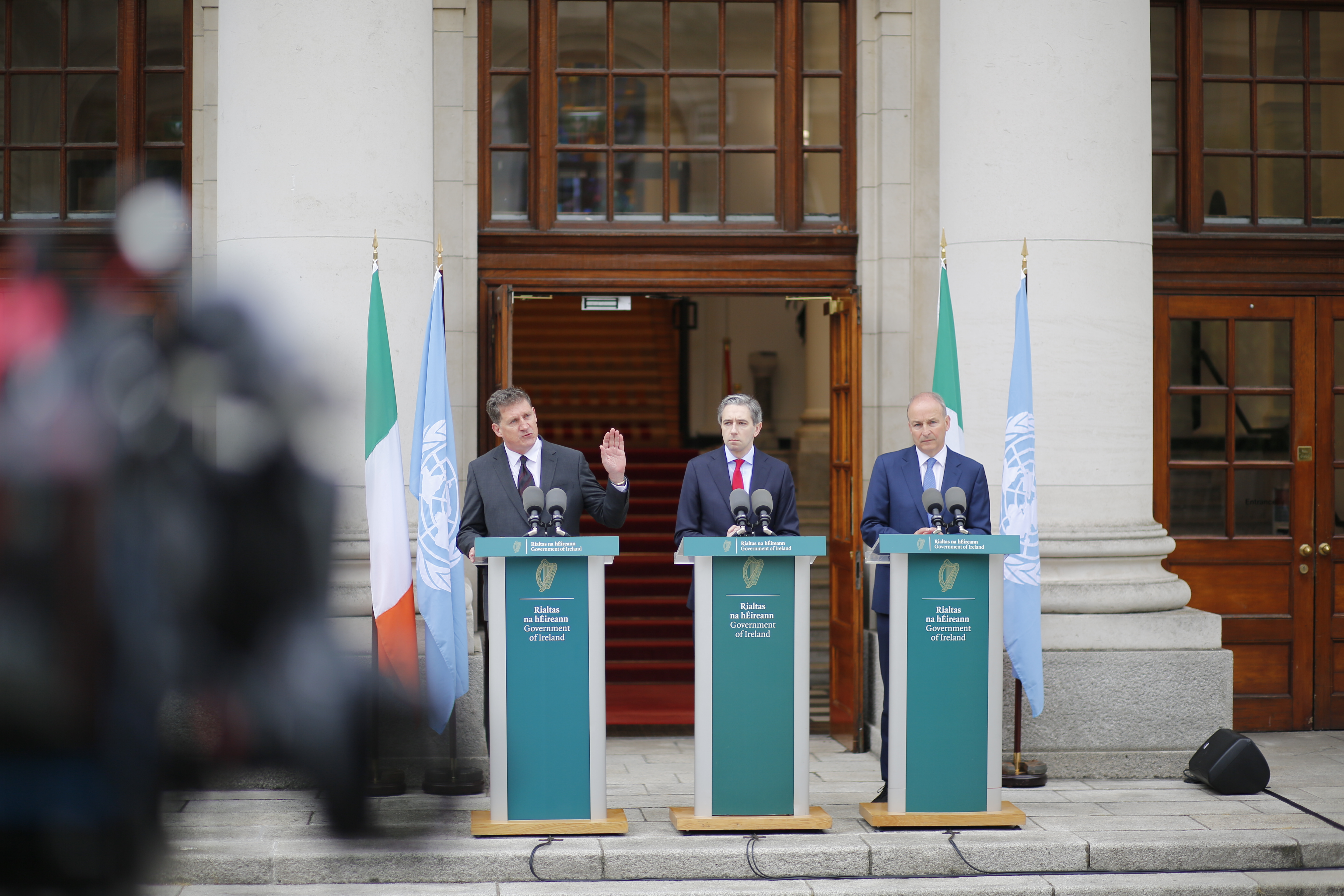 Drei irische Regierungschefs sprechen auf einer Pressekonferenz vor den Regierungsgebäuden in Dublin zu den Medien.