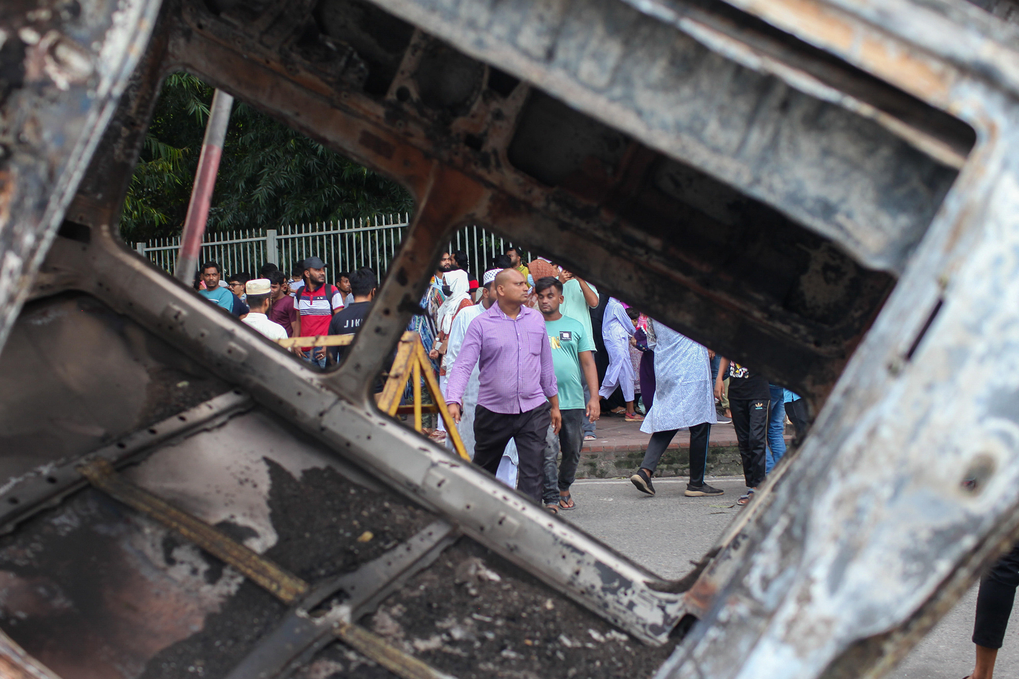 Ausgebranntes Auto bei Demonstrationen in Bangladesh 2024