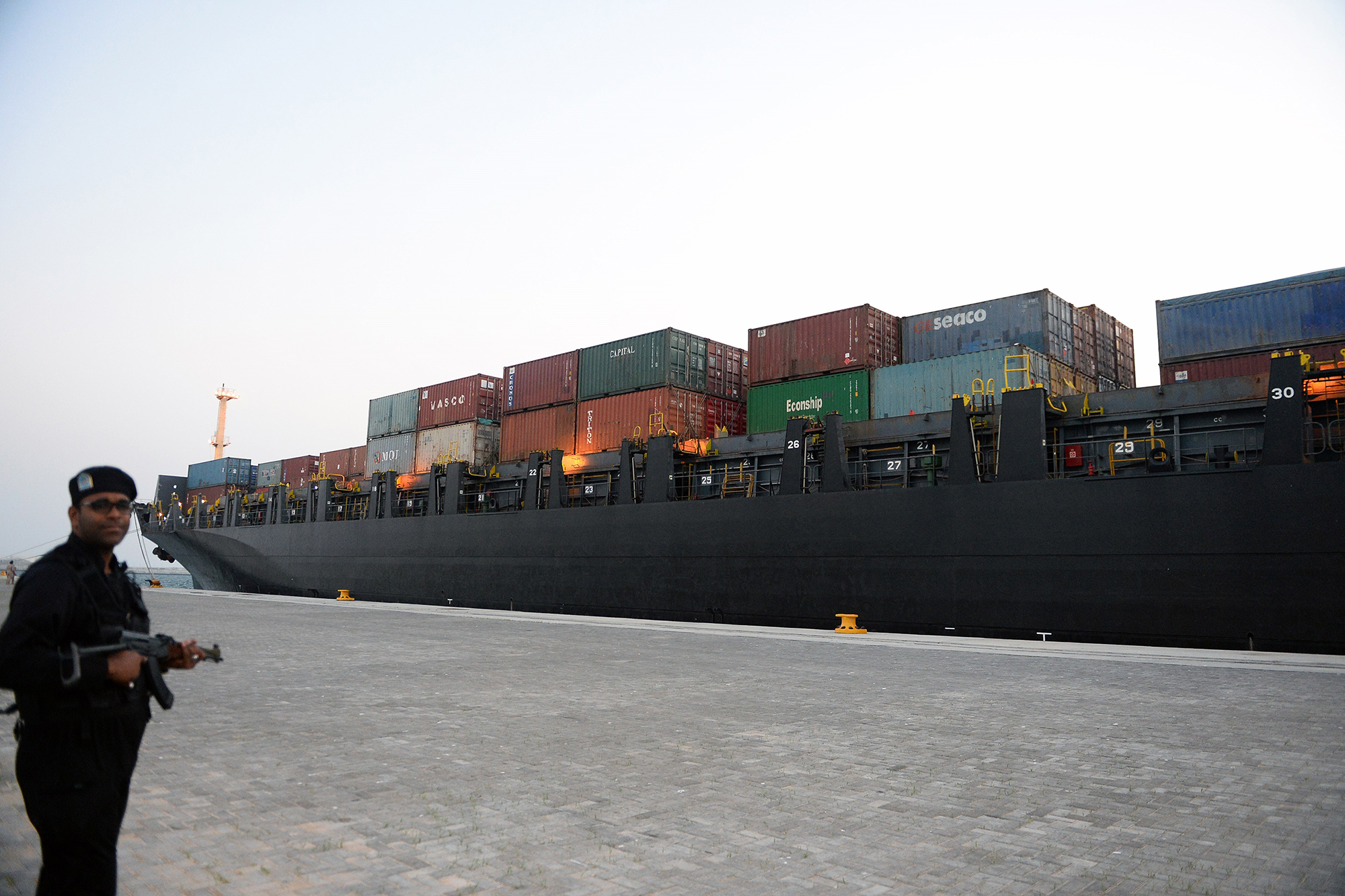 Frachtschiff im Hafen von Chabahar, Iran