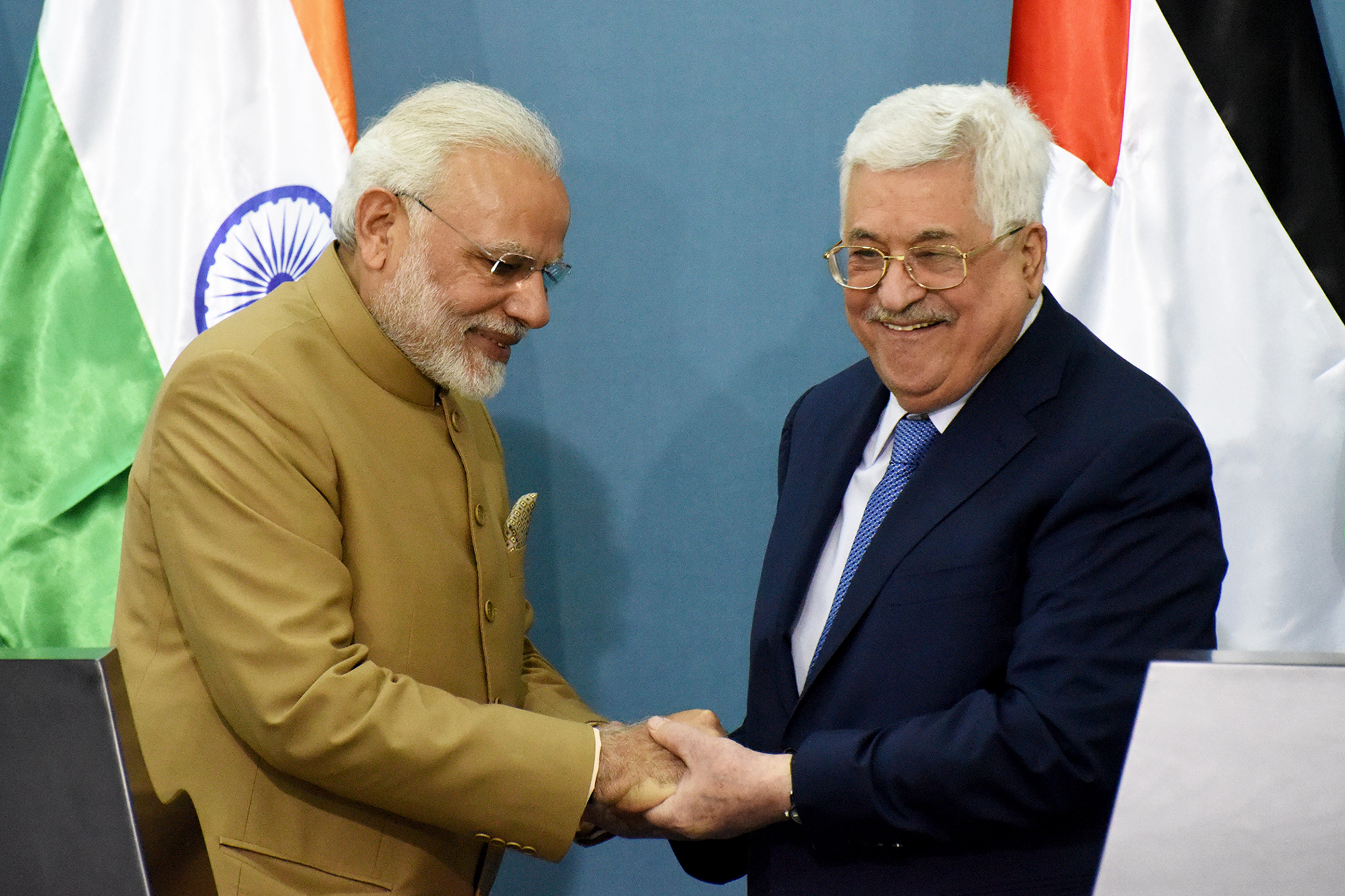 Der indische Premierminister Narendra Modi (links) und der palästinensische Präsident Mahmoud Abbas nach der Unterzeichnung einer Kooperationsvereinbarung im Februar 2018